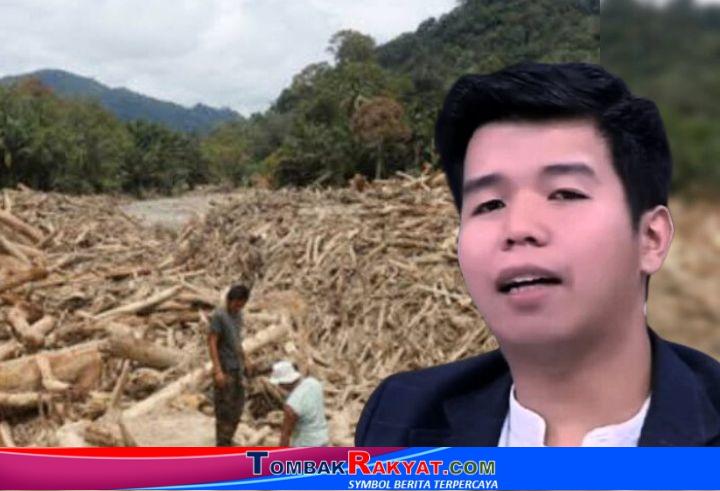 Foto Virdian Aurellio Haryanto, aktivis muda mantan Ketua BEM Universitas Padjadjaran, dengan latar belakang ribuan kubik Kayu Gelondong yang Terseret Banjir Bandang dan Longsor di Pulau Sumatera. .
