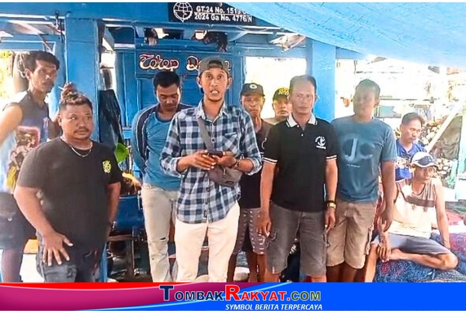 Pengurus KM. Sri Barokah 2, Agung didampingi Jurumudi Harsono dan seluruh kru kapal saat membuat video permohonan keringanan kepada Dirjen KKP