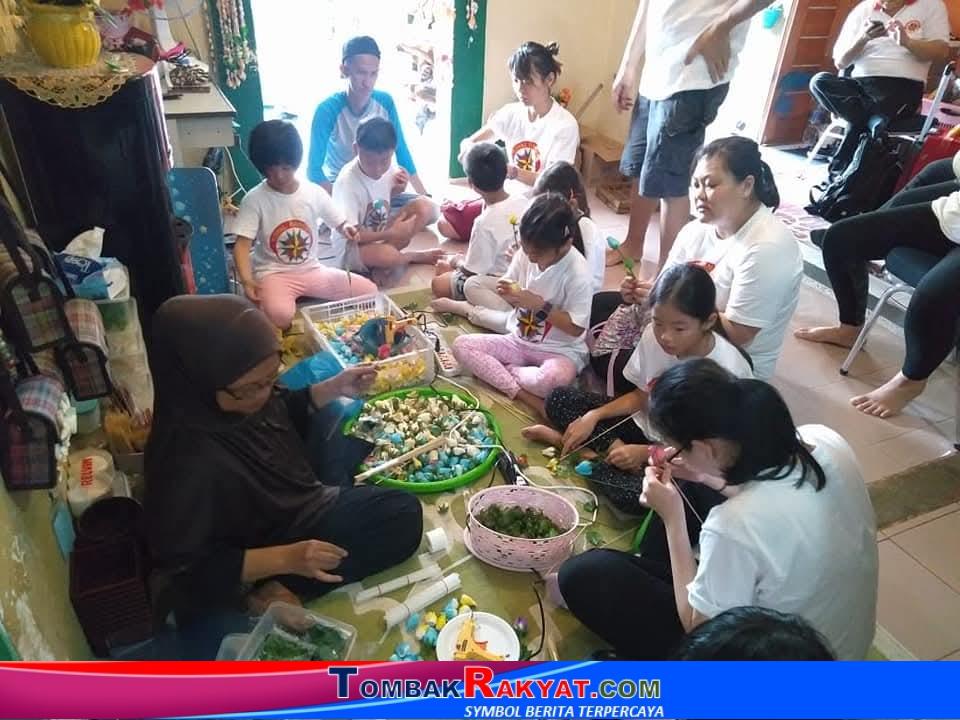 Anak-anak QBC Primary High School Singapore mengikuti pelatihan merangkai limbah laut di Rumah Keong yang langsung di bimbing oleh owner nya sendiri, Suyamti Lelonowati