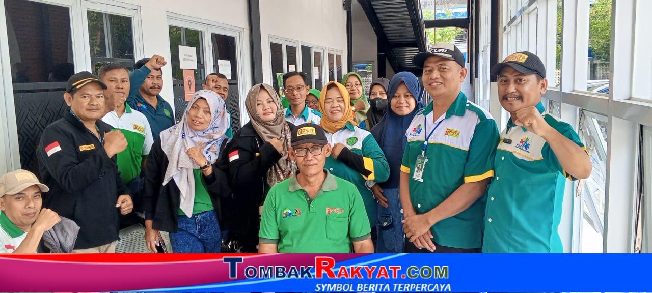 Ketua DPC F-SPKEP (Federasi Serikat Pekerja Kimia, Energi, dan Pertambangan) Kabupaten Karanganyar Danang Sugiyatno, SH., beserta 7 PUK sejumlah 30 orang, hadir di kantor DISDAGPERINAKER untuk memberi support temen teman yangengikuti rapat