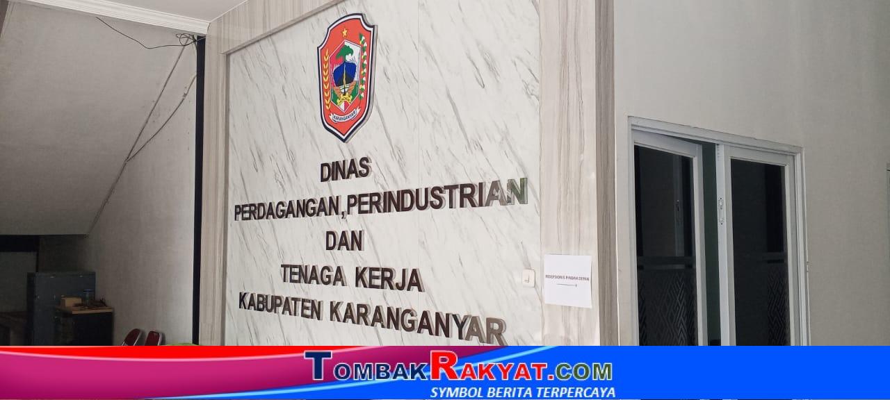 Lobby Dinas Perdagangan Perindustrian dan Tenaga Kerja Kabupaten Karanganyar saat berlangsungnya rapat pembahasan Upah Minimum Kabupaten (UMK)