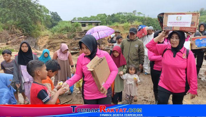 Terobos Jalan Berlumpur & Desa Terisolir, Polres Bener Meriah Dan Bhayangkari Antar Bantuan Kemanusiaan