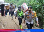 Kapolres Aceh Tengah Salurkan Bantuan Kemanusiaan kepada Warga Kecamatan Celala Yang Terisolir Akibat Bencana Alam