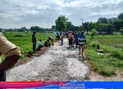 Jalan Menuju Asta Adipodey Pulau Sapudi Tak Kunjung Diperbaiki, Warga Lakukan Perbaikan Secara Swadaya