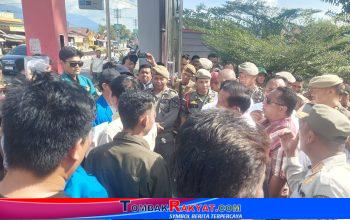 Ratusan massa aksi dari Ikatan Pelajar dan Mahasiswa Aceh Tenggara-Banda Aceh (IPMAT) serta Satuan Pelajar dan Mahasiswa Pemuda Pancasila (SAPMA-PP) menggelar aksi demonstrasi di depan kantor Bupati Aceh Tenggara