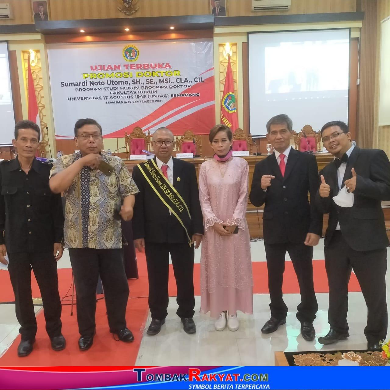 DR. Sumardi Noto Utomo didampingi Istri saat Ujian terbuka Promosi Doktor Program Studi Hukum Program Doktor Fakultas Hukum Universitas 17 Agustus 1945 (UNTAG) Semarang, 19 Desember 2021