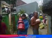 Gudang Surya Toserba Jebol Diterjang Banjir, Makanan Kemasan Hanyut ke Permukiman