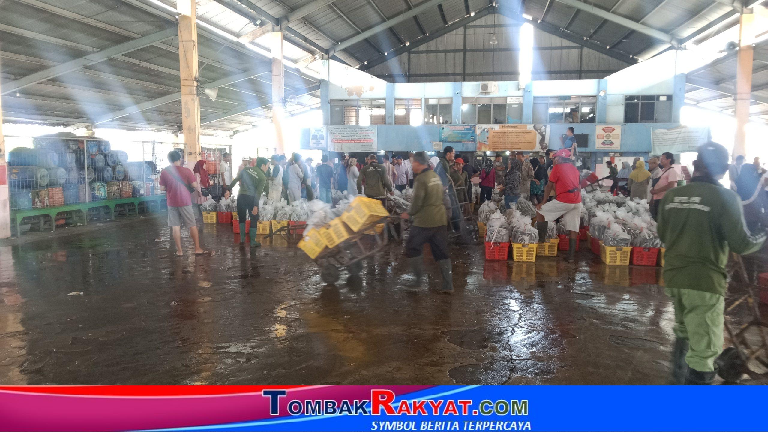 Suasana proses lelang di Tempat Pelelangan Ikan Pekalongan