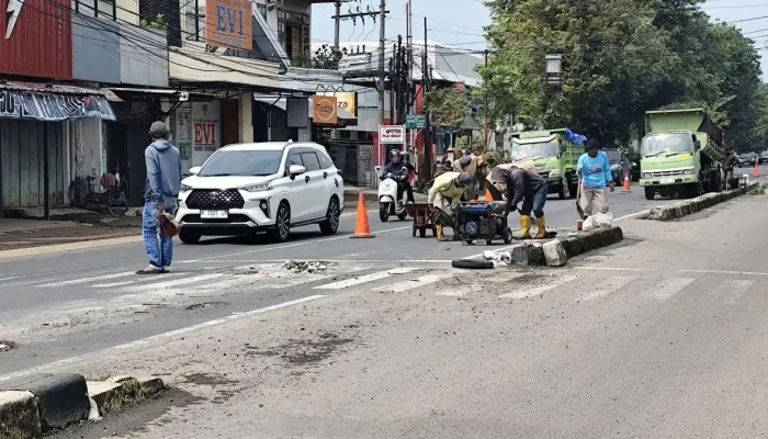 Banjir Kendal Berangsur Surut,Pengendara diimbau Tetap Waspada Terjang Genangan Jalan