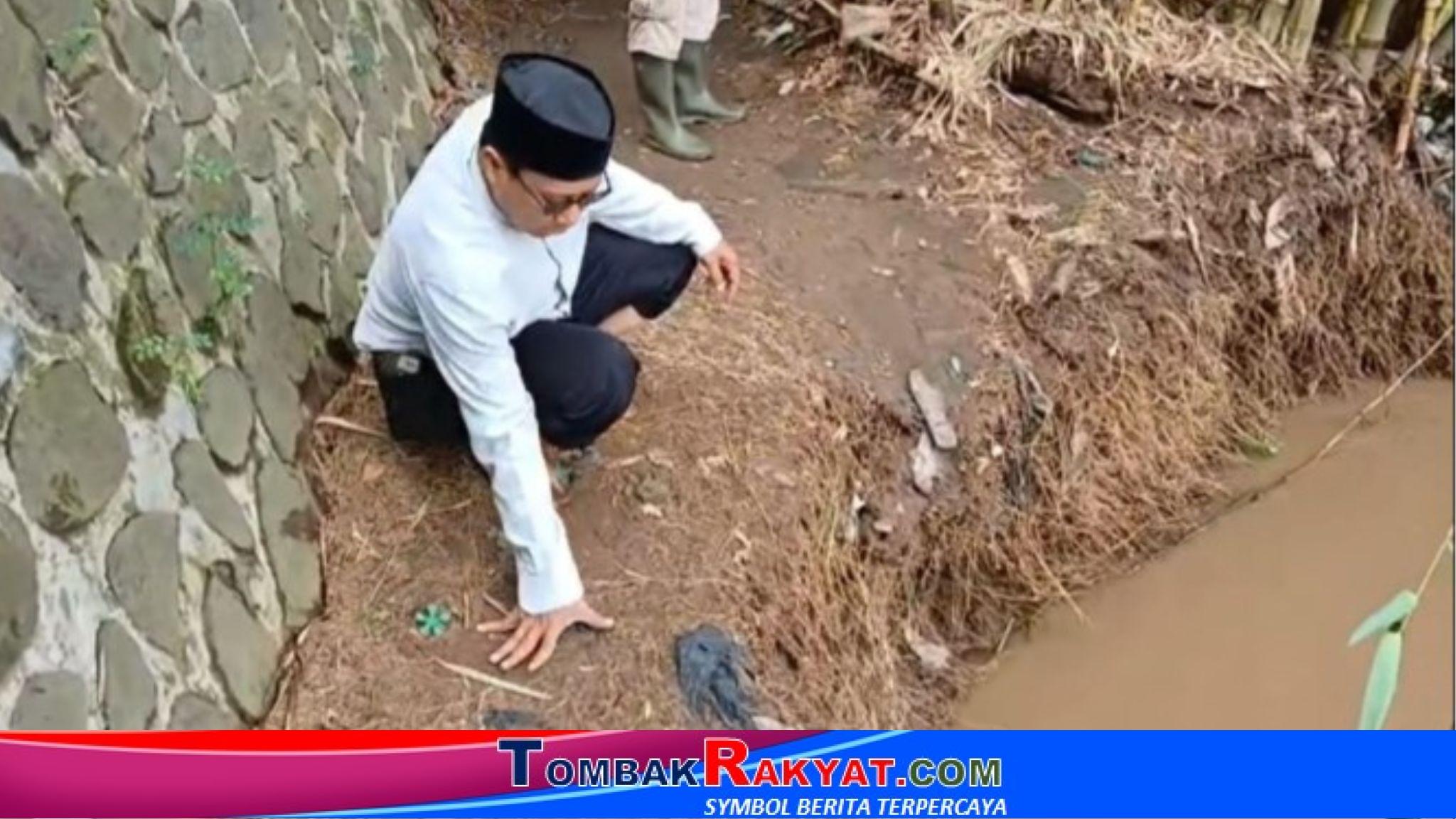 Kepala Desa Rowosari, Luqman Zakaria, S.Sos., S.H., NL.P, saat survey lokasi bibir sungai yang terkikis di dusun Tegalrejo.