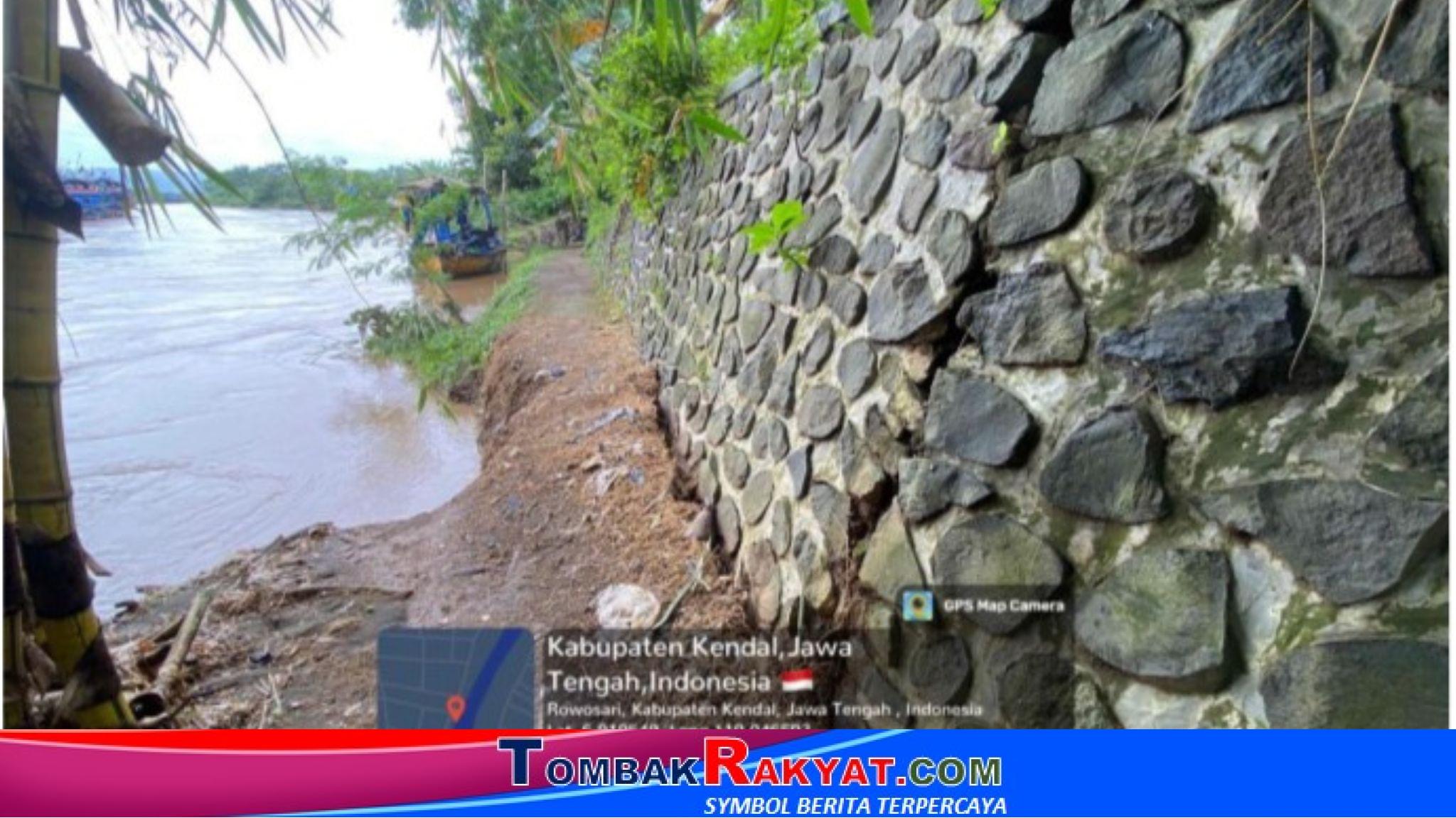 Bangunan talud yang sudah nampak retak