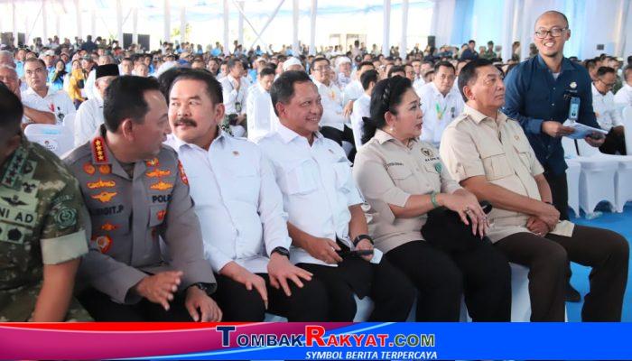 Mendagri Hadiri Panen Raya dan Pengumuman Swasembada Pangan Di Karawang