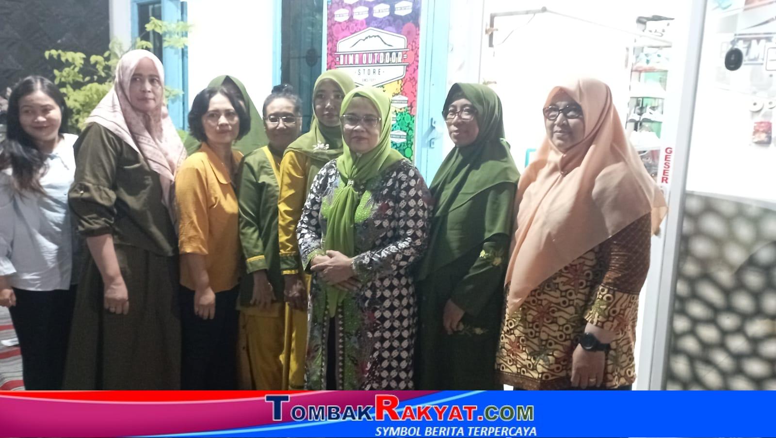 Hj. Sukarni, A.Md., foto bersama ibu ibu PKK dan kader Posyandu desa Brujul kecamatan Jaten, Karanganyar