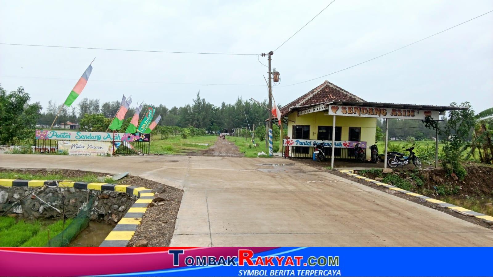 Akses jalan mulus samapai Gerbang masuk area wisata Pantai Sendang Asih