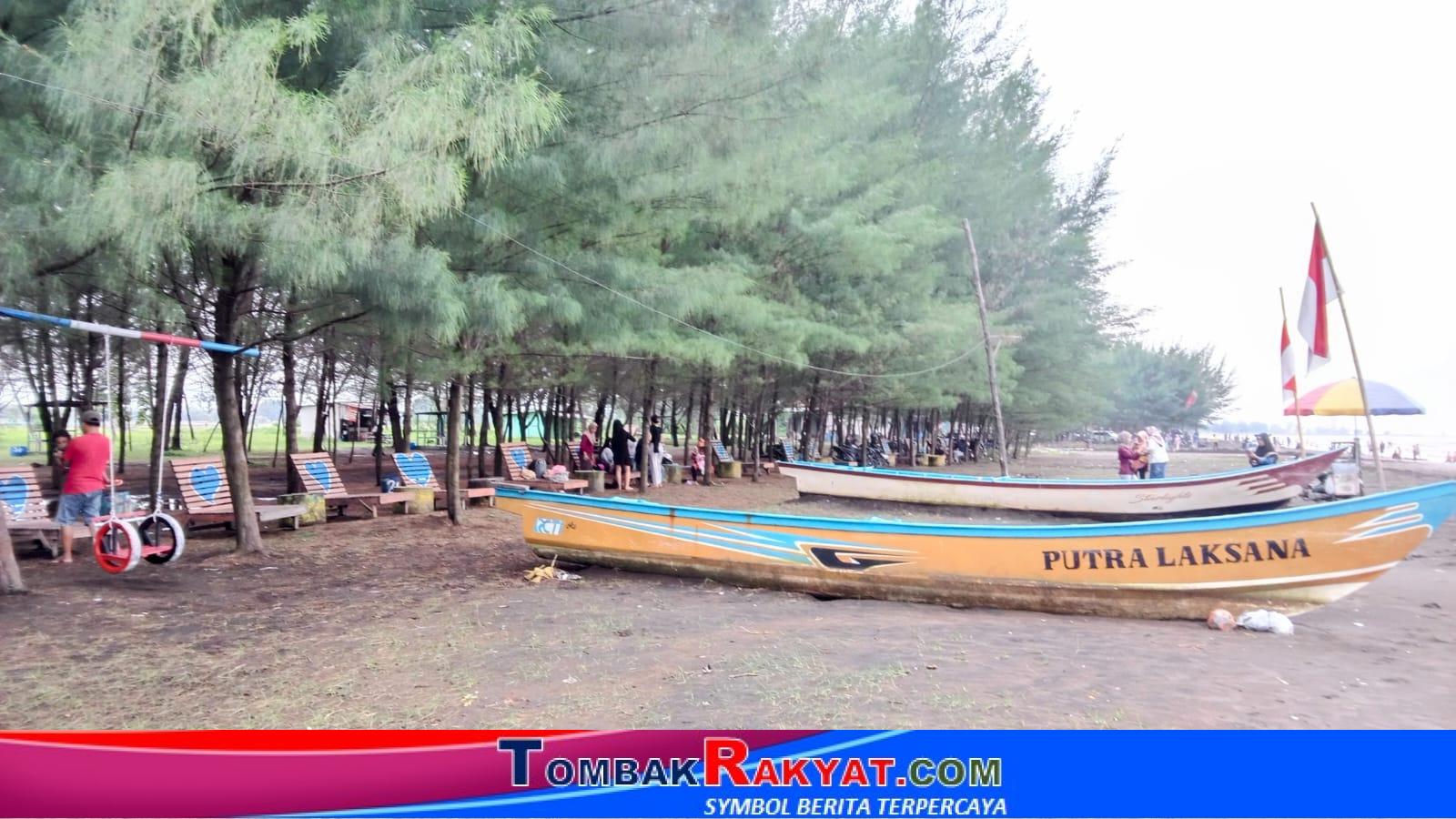 Cirikhas Pantai Sendang Asih, rimbun pepohonan cemara, hamparan pasir pantai dan perahu tradisional yang siap membawa pengunjung melihat pantai dari pinggiran laut Jawa