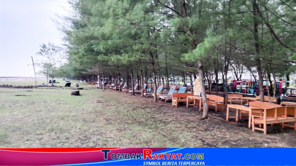 Kursi Pantai untuk menikmati panorama laut, set meja untuk ngopi, permainan anak dan fasilitas lain yang memanjakan pengunjung Pantai Sendang Asih