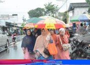 Tunjukkan Istiqomah, Ibu-Ibu dan Jamaah Lain Padati Pengajian Tarjih di Masjid Agung Al-Aqsha Meski Diguyur Hujan