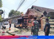 Babinsa Karangtengah Jadi Garda Terdepan: Sigap Evakuasi Rumah Warga Tertimpa Pohon Tumbang Akibat Angin Kencang