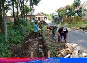 Babinsa Budayakan Kerja Bakti, Bersama Warga Bangun Talud Jalan Agar Aliran Air Lancar