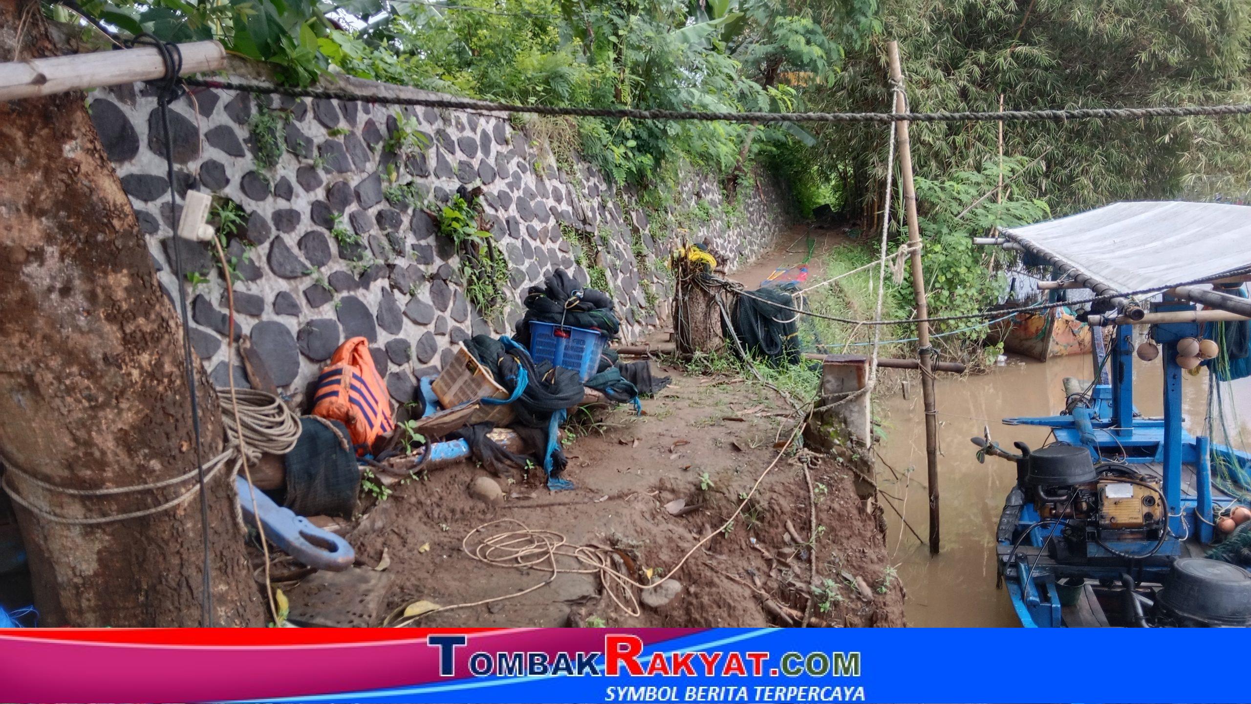 Bantaran Sungai yang tergerus di dukuh Tegalrejo desa Rowosari yang tersisa satu meter dari bangunan tanggul