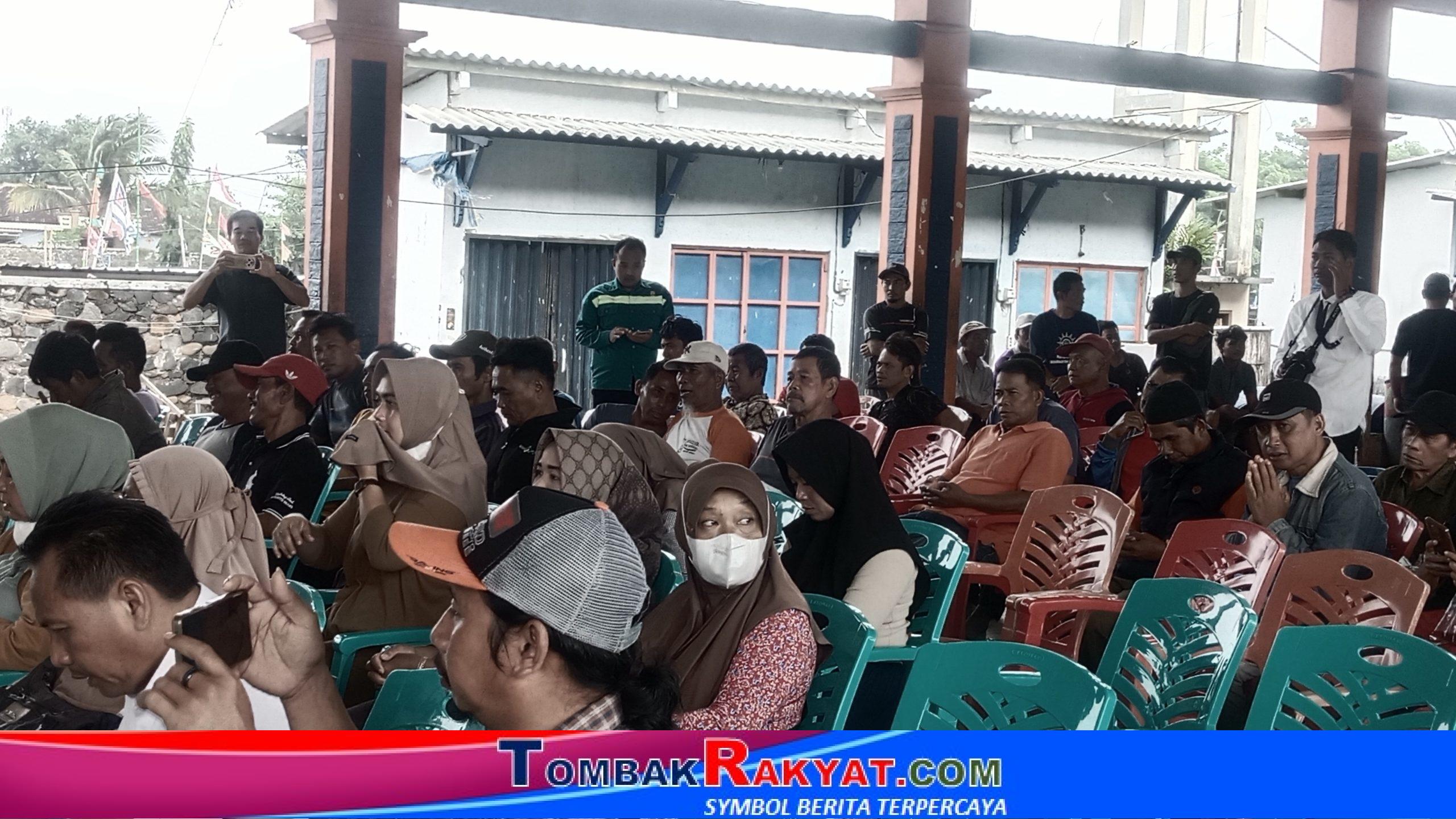 Puluhan Perwakilan Nelayan Dan Bakul hadir saat process penyerahan Simpanan Nelayan Dan Bakul semester 2 tahun 2025, di TPI Tawang