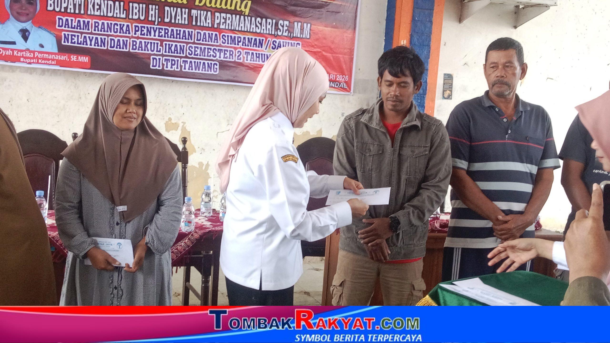 Bupati Kendal Hj. Dyah Kartika Permanasari, SE., MM., secara simbolik menyerahkan dana simpanan nelayan (saving) kepada perwakilan nelayan di TPI Tawang
