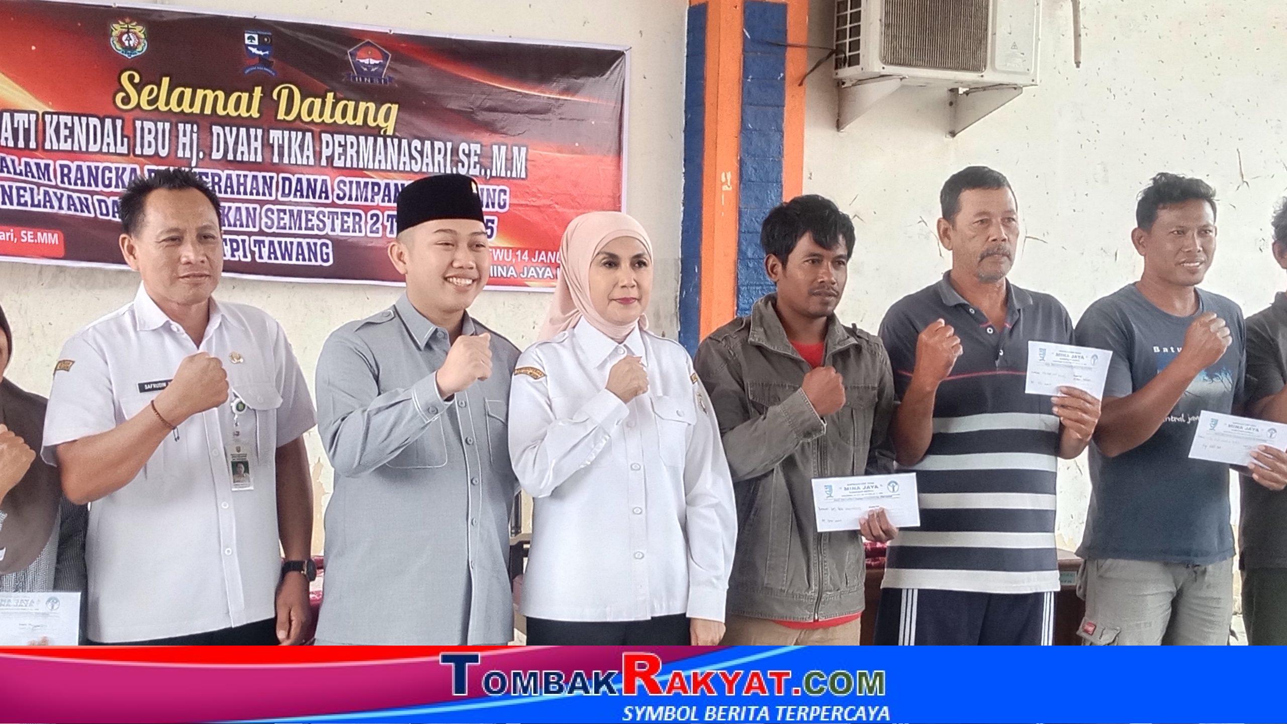 Bupati Kendal Hj. Dyah Kartika Permanasari didampingi Anggota DPRD Komisi B, Muhammad Iqbal Adila, SH., saat penyerahan saving nelayan semester 2 tahun 2025, di TPI Tawang, Desa Gempolsewu, Kendal