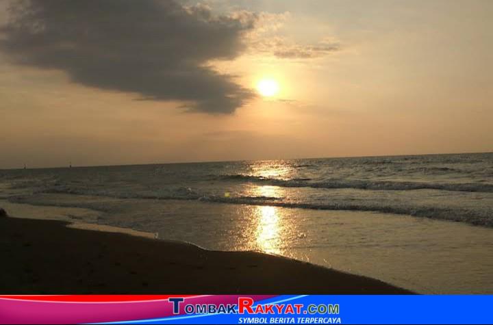 Sunset, ketika Matahari tenggelam di ufuk barat Pantai Sendang Asih
