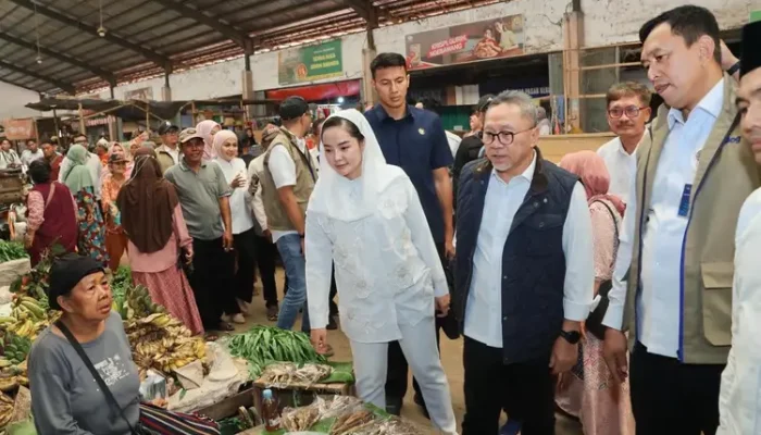 Menko Pangan Zulkifli Hasan Pastikan Stok dan Harga Bapok di pasar Kendal  Aman Jelang Tahun Baru 2026