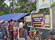 Kecewa Tuntutan Jaksa, Massa AMPB Dirikan “Posko Keadilan” di Depan PN Pati