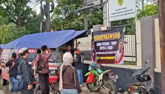 Kecewa Tuntutan Jaksa, Massa AMPB Dirikan “Posko Keadilan” di Depan PN Pati