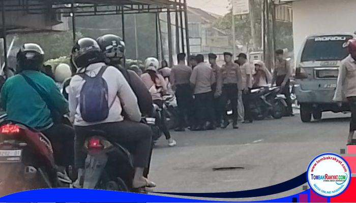 OJK Resmi Cabut Izin Usaha Perumda BPR Bank Cirebon, Nasabah Sejak Pagi Gruduk Kantor Minta Kepastian Tabungan