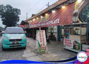 MIE AYAM HOTPLATE DI PERTIGAAN SEKOLAH : KEDAI “SI BOLANG” LAGI RAMAI DIBURU WARGA KARANGLEWAS