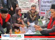 Sidang Aktivis AMPB Ricuh,Massa Bakar Berkas BAP di Depan PN Pati