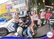 Satlantas Polres Kuningan Bagikan Takjil di Jalan Siliwangi