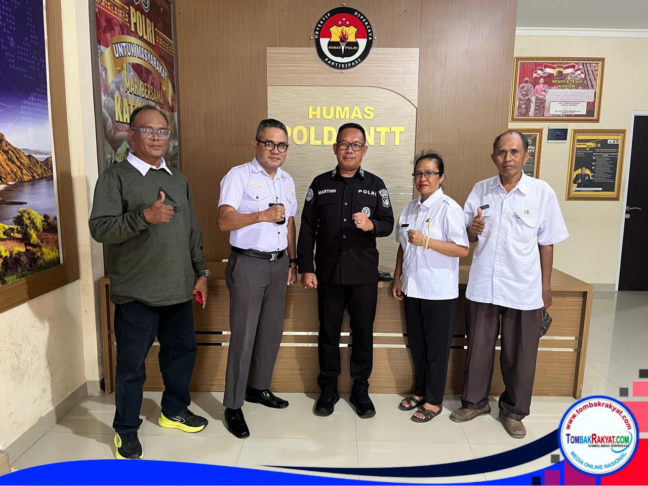 Forum Guru NTT Jusup KoeHoea, S.Pd.,CPA. bersama tim dan Kasubid penmas Polda NTT, Kompol Martinus Arjon