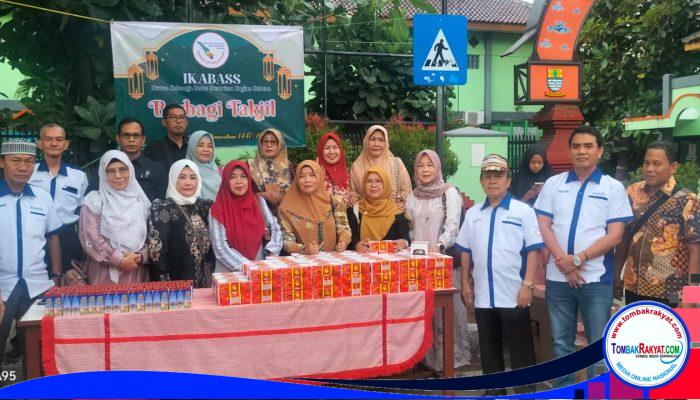 IKABASS Berbagi di Ramadan, Bagikan 300 Paket Takjil kepada Warga di Jalan Wahidin Cirebon
