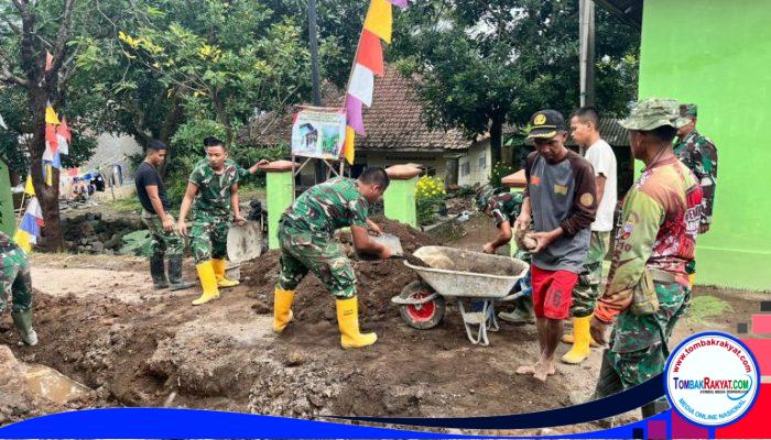 Meski Padat Kegiatan, Satgas TMMD Kodim 0617 Terus Lanjutkan Pembangunan Solokan .