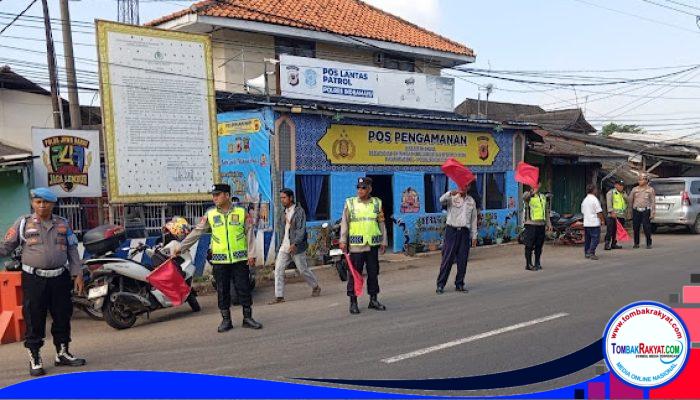 Hari Pertama Ops Ketupat Lodaya 2026, Petugas Gabungan Atur Lalu Lintas di Depan Pos Pam Pasar Patrol Indramayu