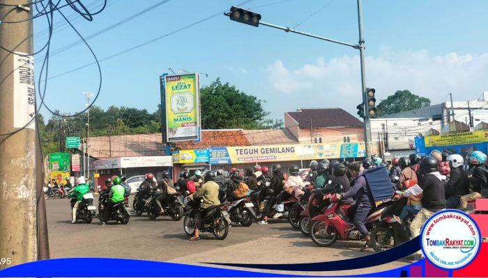 Mudik Lebaran 2026: Pengendara Abaikan Keselamatan, Lampu Merah Diterobos di Persimpangan Kanggraksan Cirebon