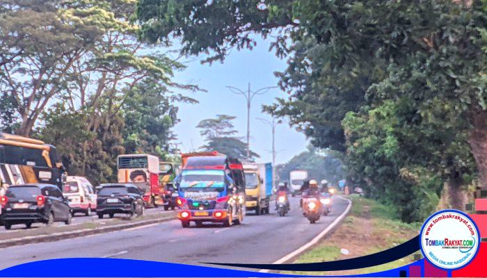 Arteri Pantura Indramayu Macet Parah, Arah Jakarta–Cirebon Tersendat Hingga 8 Kilometer
