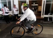 Lawan Krisis Energi, Ketua DPRD Kendal Mahfud Sodiq Beri Teladan ‘Gowes’ ke Kantor