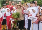 Peringati Hari Bumi, Bupati Kendal Ajak Pelajar Tanam Pohon untuk “Wakaf Oksigen” Masa Depan