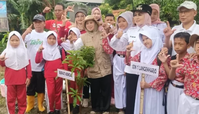 Peringati Hari Bumi, Bupati Kendal Ajak Pelajar Tanam Pohon untuk “Wakaf Oksigen” Masa Depan