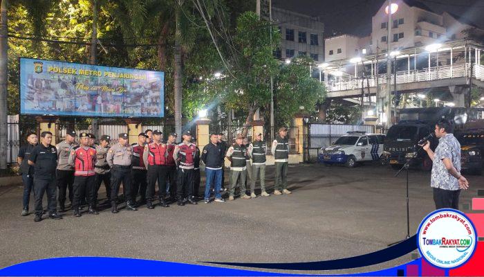 POLSEK METRO PENJARINGAN GELAR APEL KRYD, ANTISIPASI TAWURAN DAN KEJAHATAN JALANAN DI MALAM HARI