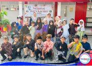 Siswa siswi Kelas 2 SDN 1-Gempolsewu foto bersama Kepala Sekolah dan Wali Guru, seusai upacara, sebelum memulai proses belajar mengajar.
