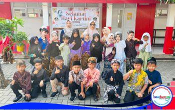 Siswa siswi Kelas 2 SDN 1-Gempolsewu foto bersama Kepala Sekolah dan Wali Guru, seusai upacara, sebelum memulai proses belajar mengajar.