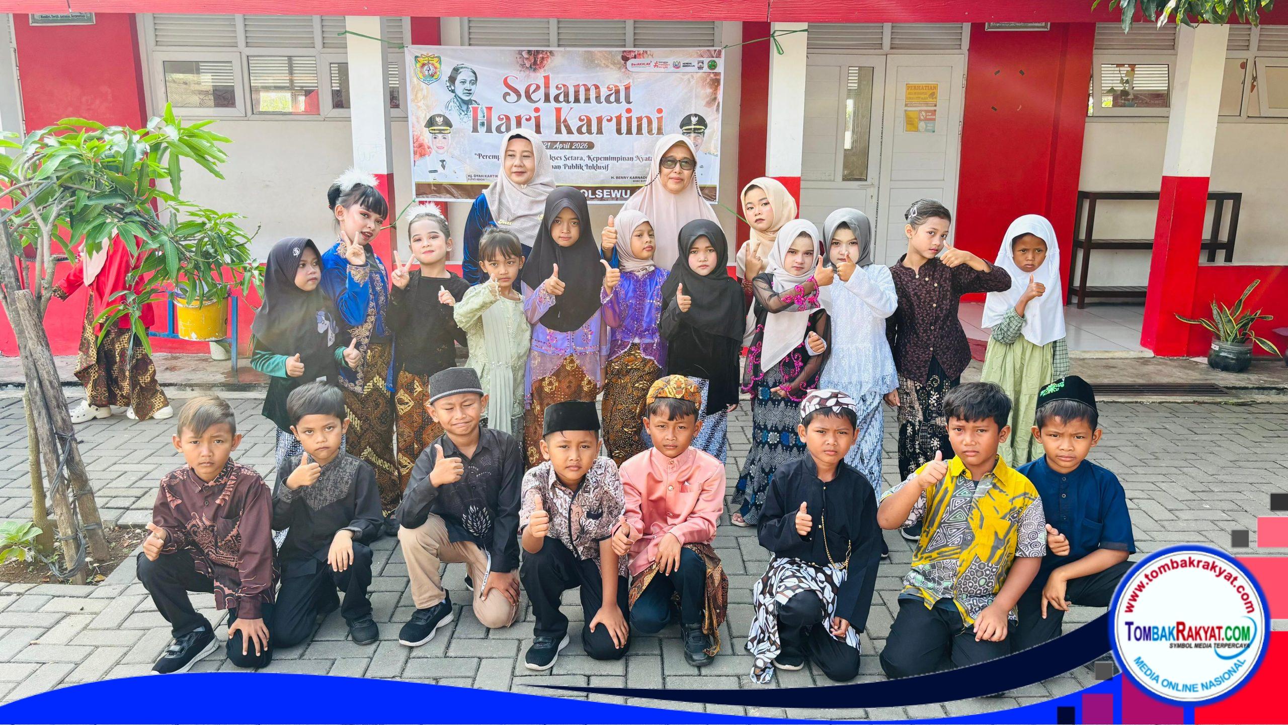 Siswa siswi Kelas 2 SDN 1-Gempolsewu foto bersama Kepala Sekolah dan Wali Guru, seusai upacara, sebelum memulai proses belajar mengajar.