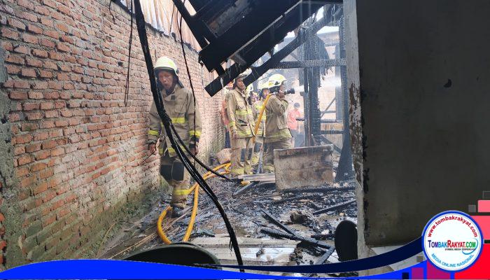KEBAKARAN DI PERMUKIMAN PADAT MUARA BARU, EMPAT RUMAH WARGA TERBAKAR