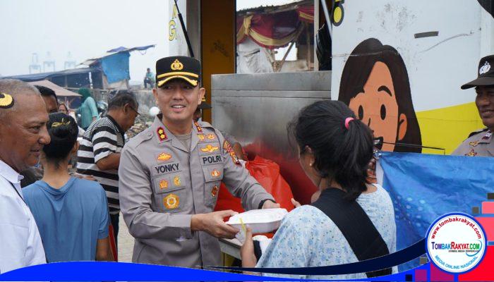 Wakapolres Metro Jakut Bagikan 250 Paket Makanan Gratis di Kampung Kerang Hijau